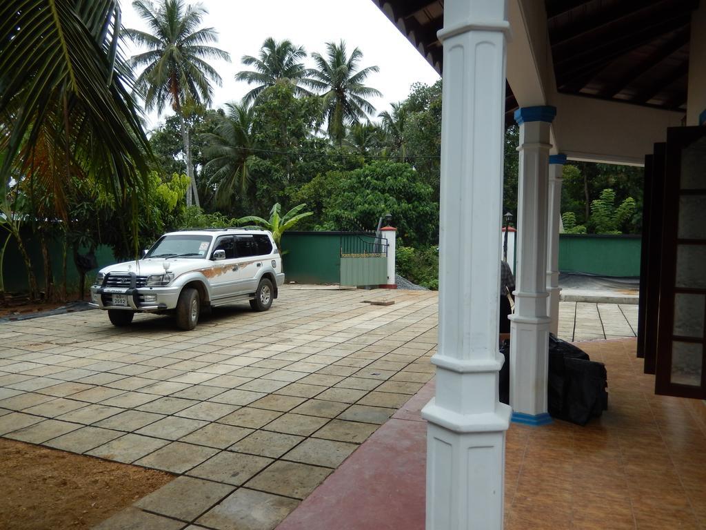 The Hotel Paradise คาตุนายากา ภายนอก รูปภาพ